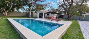 Linda casa com quatro suítes, pé na areia na Praia de Manguinhos